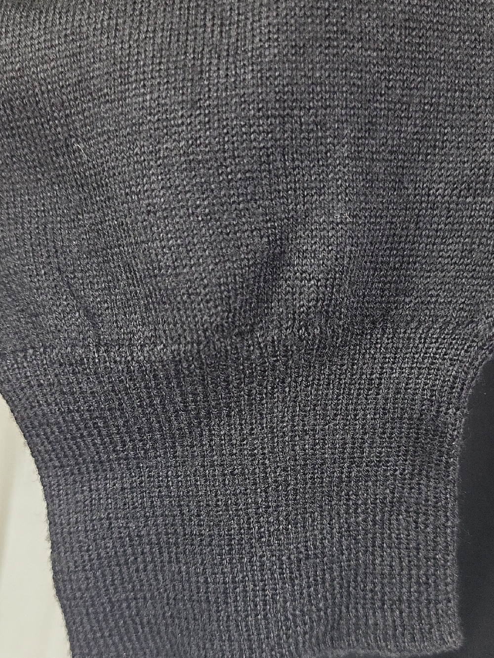 Halston Heritage Men's Black V-Neck Sweater Wool+Silk. Size L - Picture 4 of 7